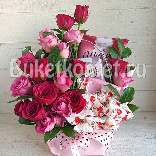 Композиция с тюльпанами и конфетами в сердце • Раменский Флорист