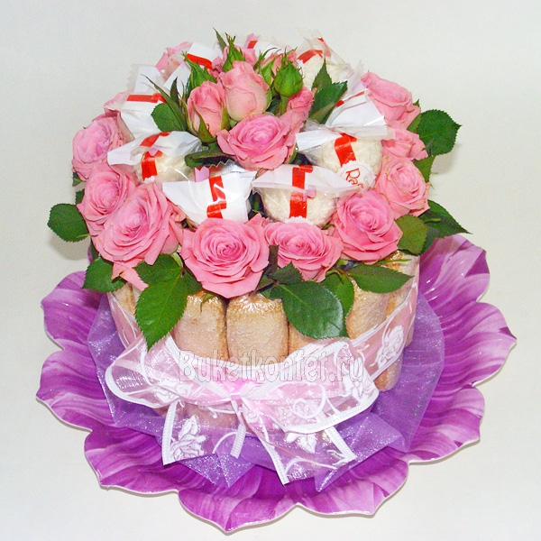 Букет из роз, печенья и конфет в виде тортика
