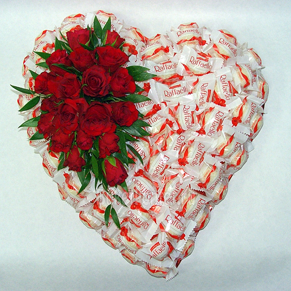 Валентинка в виде сердца наполненная конфетами